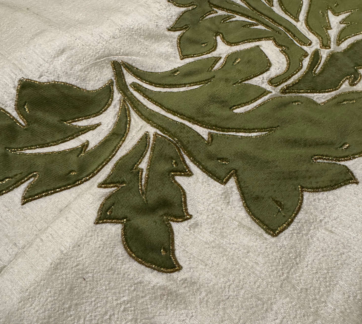 The silk leaf cushion cover