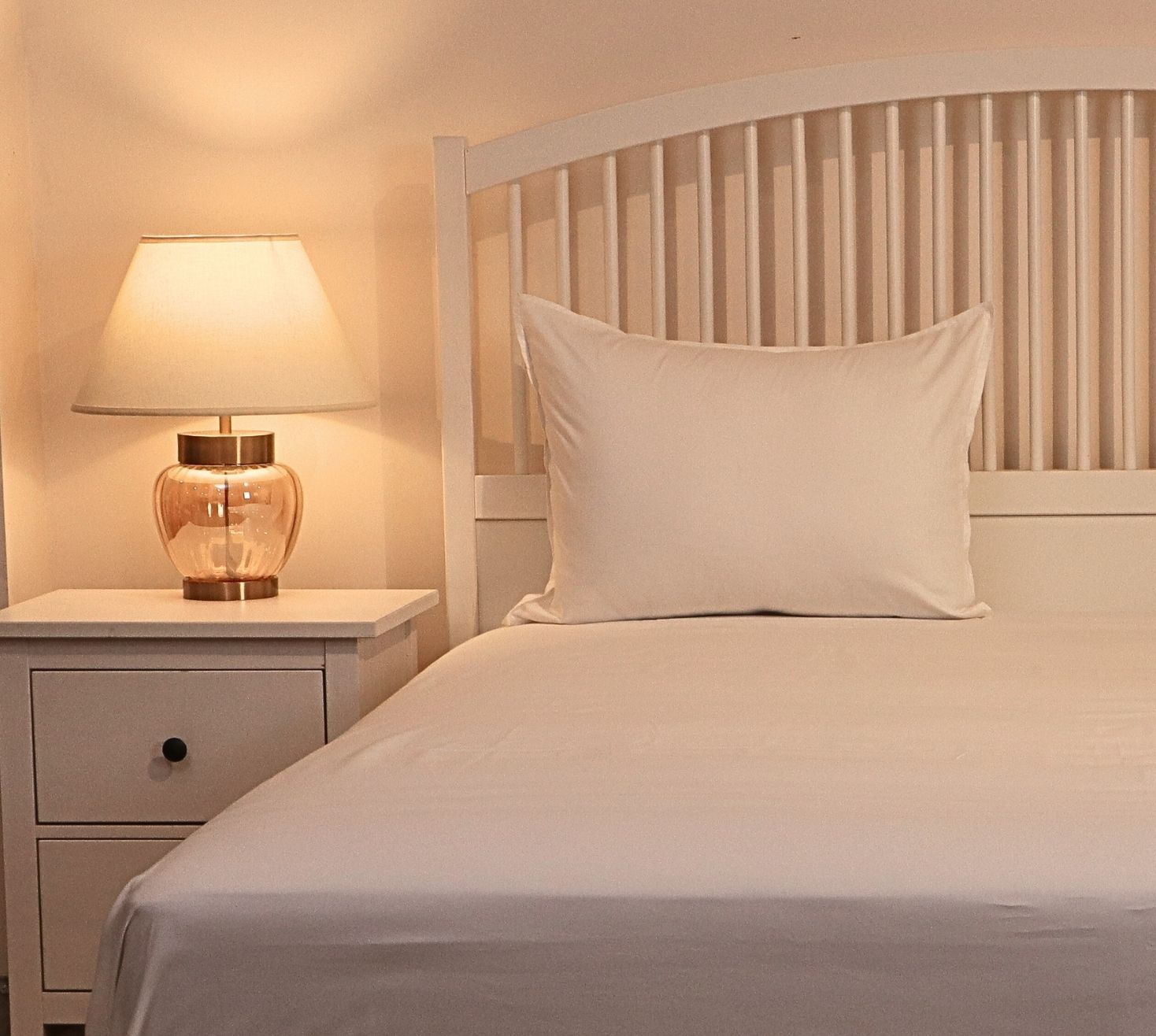 Luxurious White Bed sheet  With 2 Pillow Covers